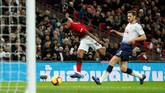 Man United kemudian unggul pada menit ke-44 melalui gol Marcus Rashford setelah menerima umpan terobosan dari Paul Pogba. (Reuters/John Sibley)