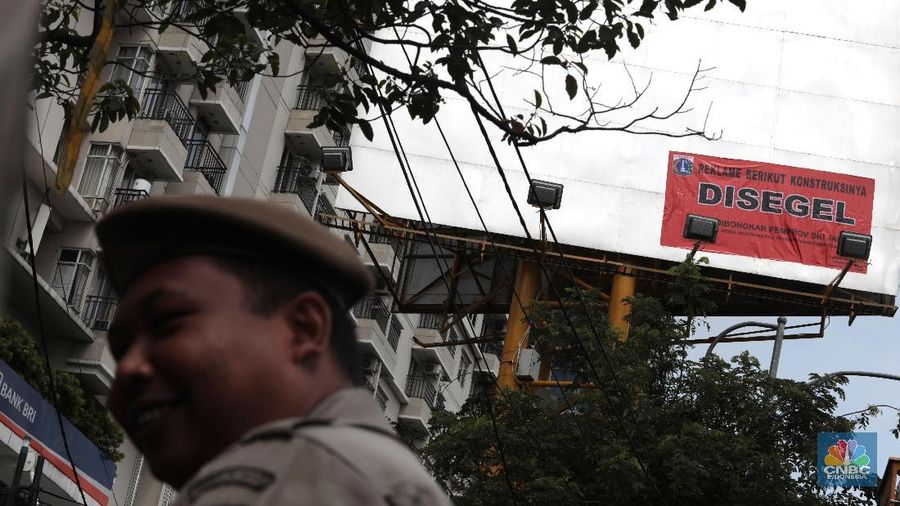 Terdapat 49 reklame yang disegel dari koridor Jendral Sudirman-Pancoran.