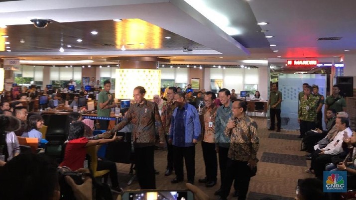 Bahlil Targetkan EoDB RI Peringkat 50, Jokowi: Enak Aja! Demikian dikatakan Jokowi saat membuka Rapat Koordinasi Nasional Investasi di Hotel The Ritz-Carlton, Jakarta, Kamis (20/2/2020).