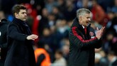Ole Gunnar Solskjaer merayakan kemenangan Man United atas Tottenham dengan Mauricio Pochettino berada di belakangnya. Man United tetap di posisi enam dengan 41 poin, tapi hanya kalah selisih gol dari Arsenal. (REUTERS/Eddie Keogh)