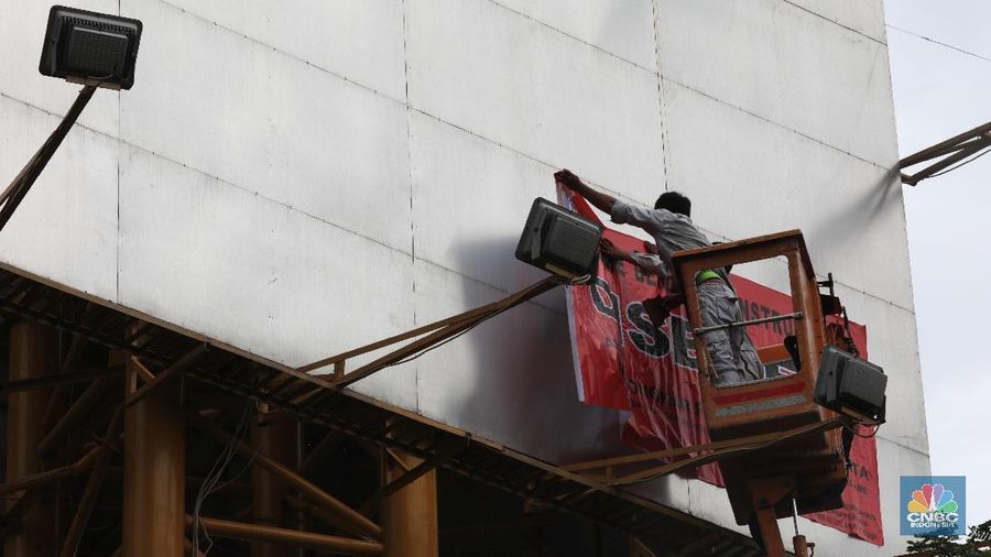Terdapat 49 reklame yang disegel dari koridor Jendral Sudirman-Pancoran.