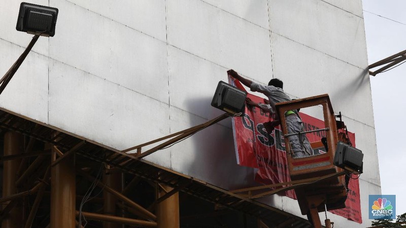 Terdapat 49 reklame yang disegel dari koridor Jendral Sudirman-Pancoran.