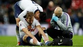 Harry Kane dihibur Son Heung-min saat menerima perawatan medis usai Tottenham dikalahkan Man United 0-1. Kane melakukan tujuh usaha tembakan ke gawang David De Gea, tapi gagal membuahkan hasil. (Reuters/John Sibley)