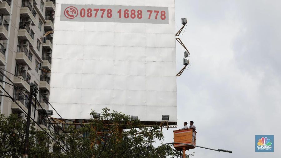 Petugas menyegel reklame di kawasan Jalan Gatot Soebroto, Jakarta, Senin (14/1). Penertiban dilakukan karena reklame dipasang di Kawasan Kendali Ketat atau White Area maupun yang sudah habis izin berlakunya. yang mengacu pada Pergub DKI No. 148 tahun 2017 tentang Petunjuk Pelaksanaan Penyelenggaraan Reklame. Staffnya PTSP (Pelayanan Terpadu Satu Pintu) Jajang mengatakan sudah tak ada lagi untuk Papan Seperti ini, harus video Tron dan menempel di gedung. Pemilik reklame sudah diberikan Surat Peringatan ketiga (SP3) pada 8 November 2018 lalu. Kemudian, sudah diminta untuk melakukan pembongkaran sendiri konstruksi reklame. Terdapat 49 reklame yang di segel dari koridor Jendral Sudirman-Pancoran.