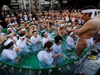 Ratusan Warga Jepang Mengikuti Ritual Mandi Es