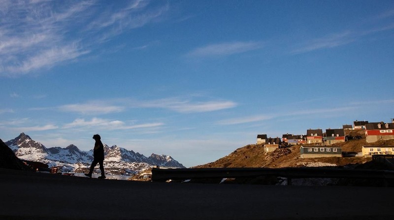 Terletak di antara puncak es dan tersusun di perairan laut yang beku, kota kecil Tasiilaq di tenggara Greenland adalah rumah bagi sekitar 2.000 orang.