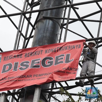 Langgar Aturan, Sejumlah Reklame di Jakarta Disegel Petugas