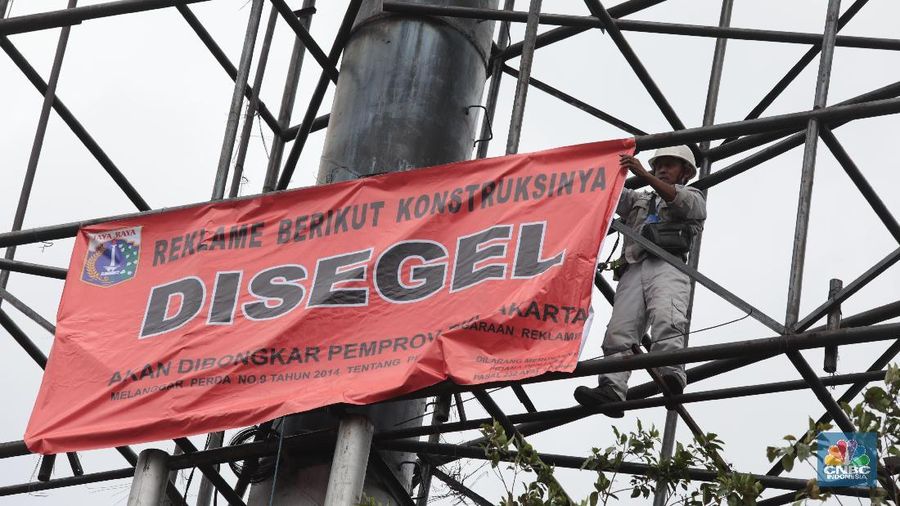 Terdapat 49 reklame yang disegel dari koridor Jendral Sudirman-Pancoran.