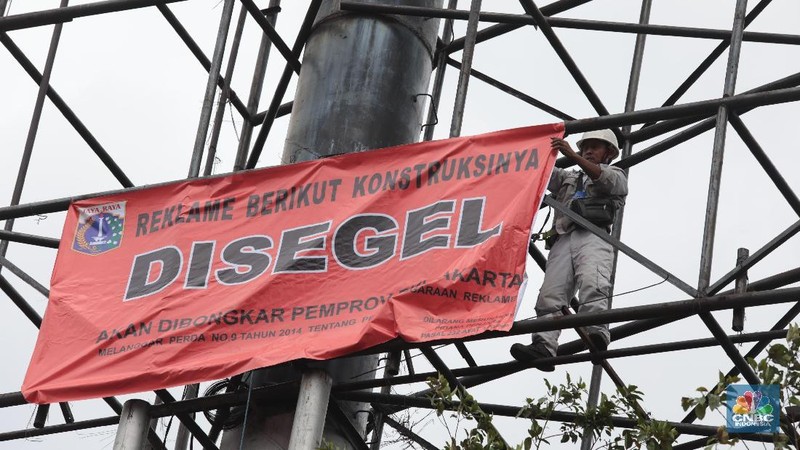 Terdapat 49 reklame yang disegel dari koridor Jendral Sudirman-Pancoran.