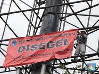 Langgar Aturan, Sejumlah Reklame di Jakarta Disegel Petugas