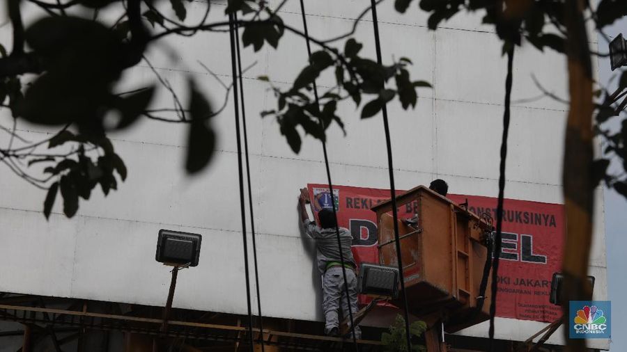 Terdapat 49 reklame yang disegel dari koridor Jendral Sudirman-Pancoran.