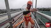 LRT Jabodebek dibangun dengan konstruksi elevated track (jalur kereta api layang). (CNNIndonesia/Safir Makki).