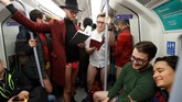 Tak jarang mereka berpose dan saling mengabadikan untuk keperluan dokumentasi. (REUTERS/Peter Nicholls)