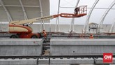 Pembangunan LRT Jabodebek Fase I ditargetkan rampung dan beroperasi melayani penumpang secara komersial pada akhir 2020 atau paling lambat pertengahan 2021. (CNNIndonesia/Safir Makki).