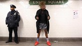 Pada dasarnya ini adalah hari 'kebodohan' internasional, namun salah satu cara merayakannya adalah dengan mencopot celana. (REUTERS/Caitlin Ochs)