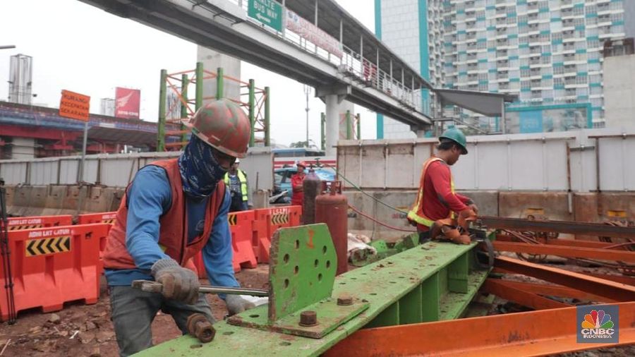 Emiten konstruksi PT Adhi Karya Tbk (ADHI) bakal memulai pembangunan depo induk untuk kereta light rail transit (LRT) seluas 10 hektare.