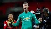 David De Gea merayakan kemenangan Man United atas Tottenham. Kiper asal Spanyol itu layak dianggap sebagai penentu kemenangan Man United atas Tottenham. (REUTERS/Eddie Keogh)