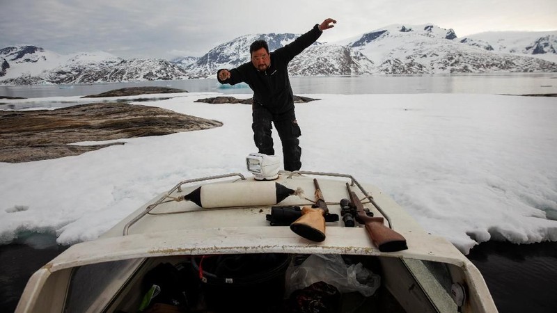 Terletak di antara puncak es dan tersusun di perairan laut yang beku, kota kecil Tasiilaq di tenggara Greenland adalah rumah bagi sekitar 2.000 orang.