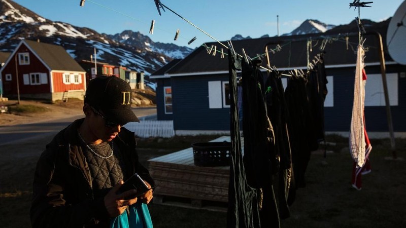 Terletak di antara puncak es dan tersusun di perairan laut yang beku, kota kecil Tasiilaq di tenggara Greenland adalah rumah bagi sekitar 2.000 orang.