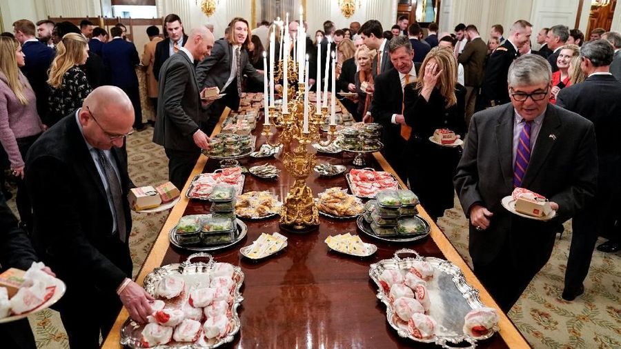 Presiden Donald Trump secara pribadi memesan hidangan burger dan pizza a la Amerika untuk disuguhkan kepada tim sepak bola yang tengah berkunjung.