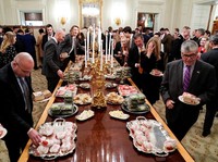 Pemerintahan AS Tutup, Trump Terpaksa Suguhkan Junk Food