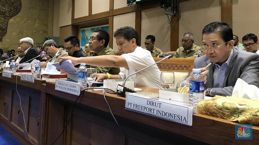 Menteri ESDM tak hadir rapat di Komisi VII DPR RI, membuat para anggota dewan marah dan minta rapat diskors