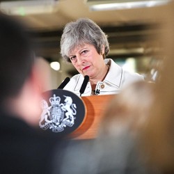 Theresa May Gandeng Oposisi, Euro & Pound Menguat
