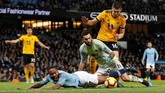 Penyerang Manchester City Raheem Sterling dijatuhkan kiper Wolverhampton Wanderers Ryan Bennett di dalam kotak penalti sehingga wasit Craig Pawson menunjuk titik putih. (Reuters/Carl Recine)