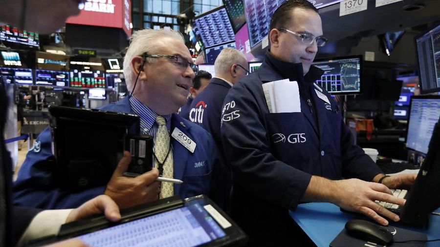 Trader James Dresch, center, and specialist Anthony Matesic, right, work on the floor of the New York Stock Exchange, Friday, Jan. 4, 2019. Stocks are jumping at the open on Wall Street Friday as investors welcome news of trade talks between the U.S. and China and a big gain in jobs in the U.S. (AP Photo/Richard Drew)