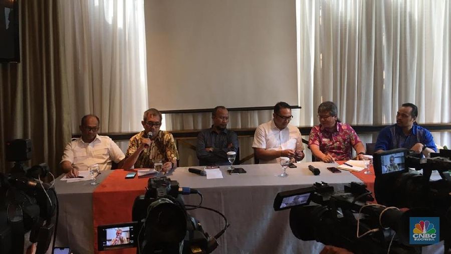 Ketua Umum INACA Ari Ashkara memahami mengapa Pertamina tidak bisa begitu saja menurunkan harga avtur.