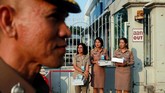 Kabut polusi menyelimuti langit Bangkok sejak Sabtu pekan lalu. Pemerintah setempat membagikan masker gratis kepada penduduk. (REUTERS/Soe Zeya Tun)