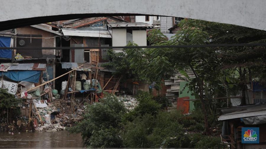 Bantaran Sungai Ciliwung Manggarai, Jakarta, Selasa, (15/1). Rilis Badan Pusat Statistik (BPS) merilis angka kemiskinan di Indonesia pada September 2018,  persentase penduduk miskin turun menjadi 9,66% dari 9,82% di bulan Maret 2018. Dan dari September 2017 yang sebesar 10,12%.

Garis kemiskinan pada September 2018 adalah Rp 410.670/kapita/bulan. (CNBC Indonesia/Muhammad Sabki)