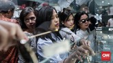 Diskon besar-besaran tersebut digelar mulai 14 Januari hingga 7 Februari 2019. Pengunjung pun sudah mulai memadati gerai sejak kemarin, Selasa (15/1). (CNNIndonesia/Safir Makki)