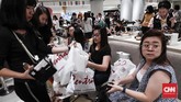 Kendati demikian, masih ada produk yang dijual dengan harga normal. Misalnya, masih ada harga baju yang dijual di atas Rp700 ribu. (CNNIndonesia/Safir Makki)