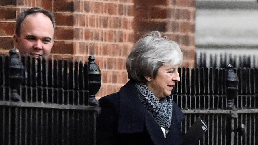 Perdana Menteri Inggris Theresa May kini menghadapi kemungkinan dilengserkan dari jabatannya setelah perjanjian Brexit-nya ditolak.
