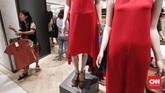Untuk produk baju dan tas, mayoritas diskon yang diberikan berkisar 30-70 persen. (CNNIndonesia/Safir Makki)