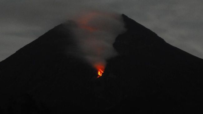 Gunung Merapi Dua Kali Gugurkan Lava ke Arah Kali Gendol