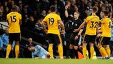 Bek Wolves Willy Boly mendapat kartu merah pada menit ke-19 setelah melakukan pelanggaran keras terhadap Bernardo Silva. (Reuters/Carl Recine)