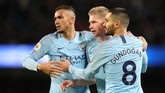 Kevin De Bruyne (tengah) bersama Danilo dan Ilkay Gundogan merayakan gol penutup kemenangan Man City atas Wolves 3-0 melalui gol bunuh diri Conor Coady. (REUTERS/Jon Super)