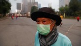 Masker kini menjadi buruan masyarakat Bangkok untuk menangkal polusi. Bahkan stok di sejumlah toko ludes karena diborong. (REUTERS/Soe Zeya Tun)