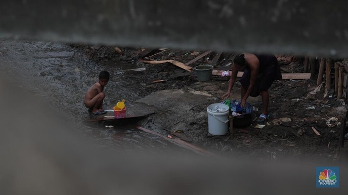 Bantaran Sungai Ciliwung Manggarai, Jakarta, Selasa, (15/1). Rilis Badan Pusat Statistik (BPS) merilis angka kemiskinan di Indonesia pada September 2018,  persentase penduduk miskin turun menjadi 9,66% dari 9,82% di bulan Maret 2018. Dan dari September 2017 yang sebesar 10,12%.

Garis kemiskinan pada September 2018 adalah Rp 410.670/kapita/bulan. (CNBC Indonesia/Muhammad Sabki)