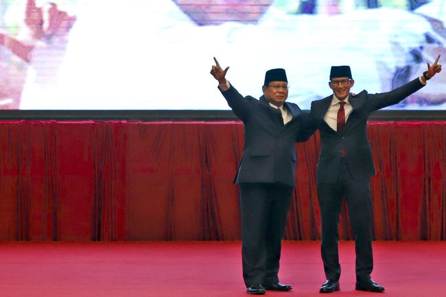 Prabowo-Sandi Pakai Jas Seperti di Surat Suara Saat Debat