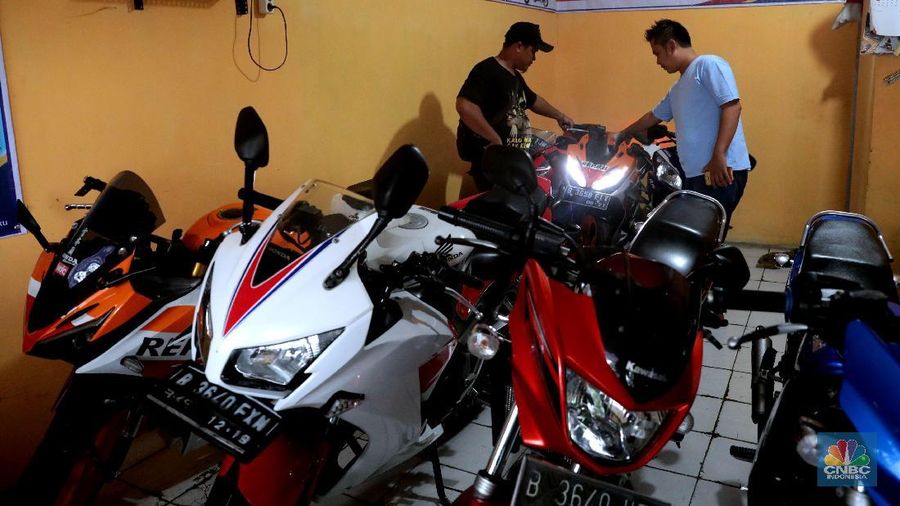 Pengunjung melihat motor yang di jual di Dealer motor di Kawasan Rawa Bebek, Jakarta, Rabu (16/1). Otoritas Jasa Keuangan (OJK) akan menerapkan aturan uang muka (DP) 0% multifinance pada bulan ini. Multifinance yang ingin memberikan DP 0%, Multifinance harus memiliki non performing finance (NPF) multifinance di bawah 1%. dengan peringkat tingkat kesehatan, sehat.  (CNBC Indonesia/Muhammad Sabki)