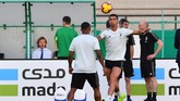 Cristiano Ronaldo coba mengontrol bola saat sesi latihan. Ronaldo dipuji Giorgio Chiellini sebagai pekerja keras. (Photo by GIUSEPPE CACACE / AFP or licensors / AFP)