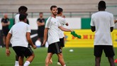 Gelandang Juventus Miralem Pjanic mencoba rileks saat latihan sehari jelang laga lawan AC Milan. (Photo by GIUSEPPE CACACE / AFP or licensors / AFP)