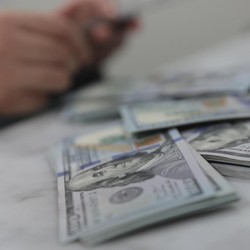 Satu Data AS Merah, Dolar Pangkas Penguatan