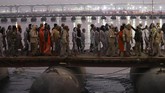 Sebagian menyebutkan negara memanfaatkan popularitas festival untuk kepentingan politik. (REUTERS/Jitendra Prakash)