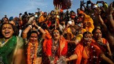 Sebagian lain memandang popularitas festival Kumbh Mela merupakan cara tepat untuk menambah devisa negara sekaligus memperkenalkan India dan agama Hindu. (REUTERS/Danish Siddiqui)