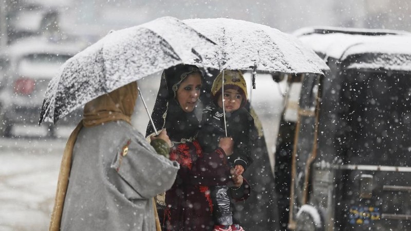 Hujan salju di bagian Kashmir India telah mengganggu lalu lintas udara, dan lalu lintas jalan antara Srinagar dan Jammu.