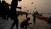 Kumbh Mela merupakan festival yang berakar dari tradisi agama Hindu yang menceritakan Dewa Wisnu merebut pot emas berisi nektar keabadian yang tadinya dibawa oleh setan. Seteru tersebut dikisahkan terlibat dalam pertarungan selama 12 hari. (REUTERS/Danish Siddiqui)
